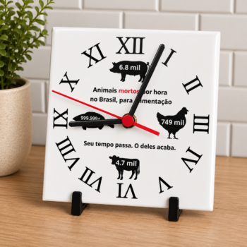 Relógio 15x15cm em azulejo decorativo "animais mortos por hora" com suporte